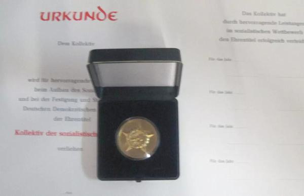 Held der Arbeit Münze DDR Orden + DDR Urkunde DDR Mottoparty Auszeichnung